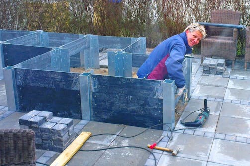 Plantekasse med stålstolper